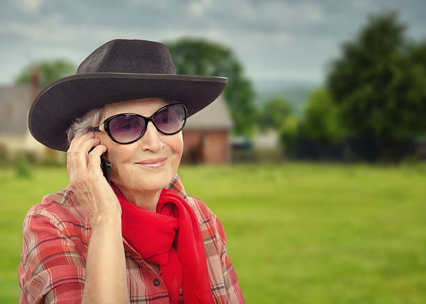 wieku mówi na smartphone kowbojka - shirt checked women wild west zdjęcia i obrazy z banku zdjęć