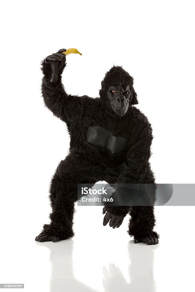 Mann in gorilla Kostüm holding banana - Lizenzfrei Gorilla Stock-Foto