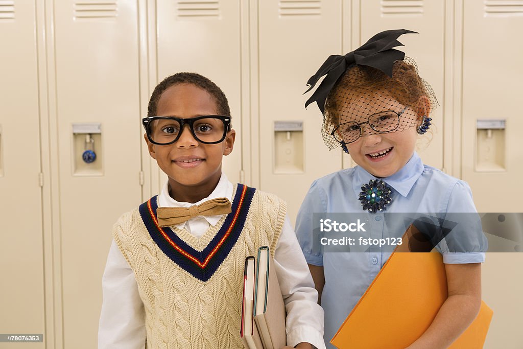 Educação: Retrô revival alunos em frente a armários. - Foto de stock de 1940-1949 royalty-free