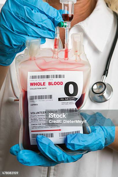 Foto de Dador De Sangue e mais fotos de stock de Bolsa - Objeto manufaturado - Bolsa - Objeto manufaturado, Caixa de Doação, Cruz Vermelha - Organizações