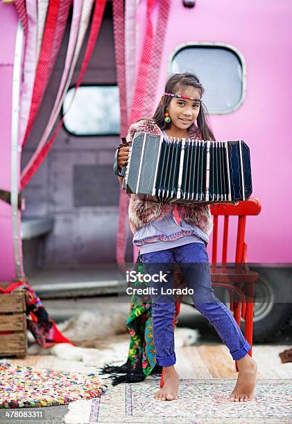 ジプシー Girl Playing 高調波 - 1人のストックフォトや画像を多数ご用意 - 1人, アコーディオン, カメラ目線