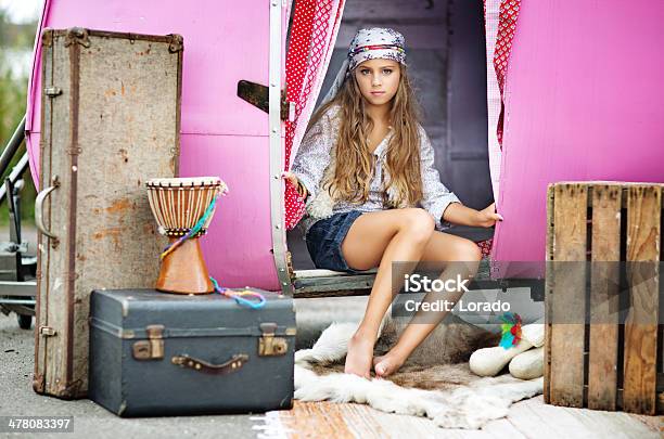 Gipsy 여자아이 앉아 입구 캐러밴 소녀에 대한 스톡 사진 및 기타 이미지 - 소녀, 십대 소녀, 앉음