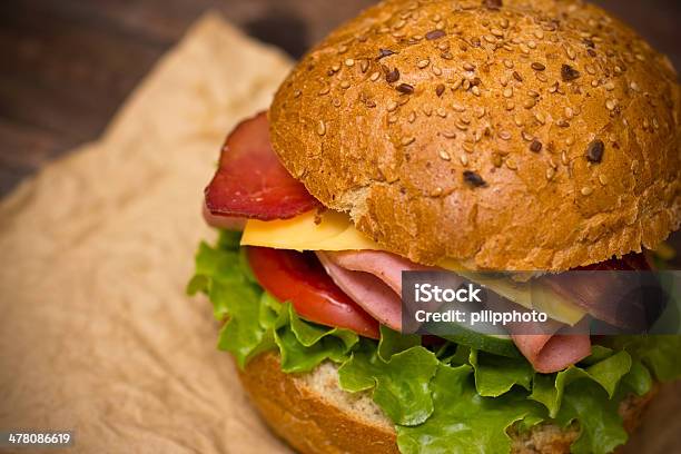 Sandwich Sul Tavolo Di Legno - Fotografie stock e altre immagini di Baguette - Baguette, Carne, Cena
