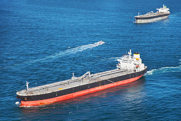 dos de los petroleros - supertanker fotografías e imágenes de stock