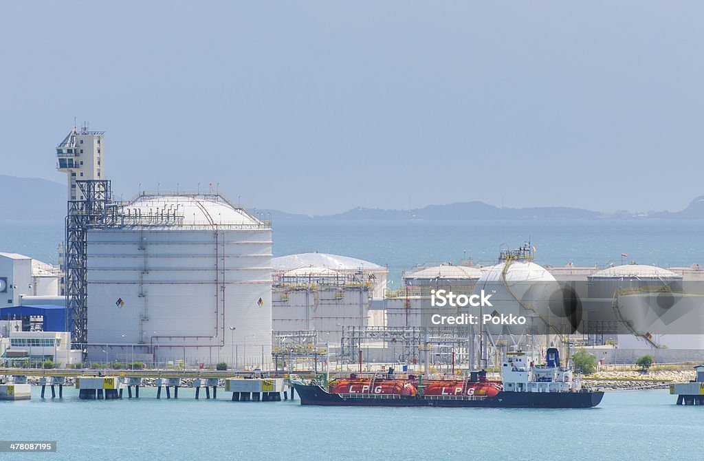 Gás-companhia aérea na petroquímica tanque farm e deque - Foto de stock de Abastecer royalty-free