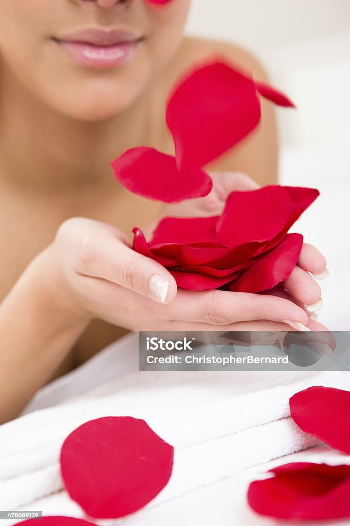 Kobieta w spa gospodarstwa Płatki róży - Zbiór zdjęć royalty-free (18-19 lat)