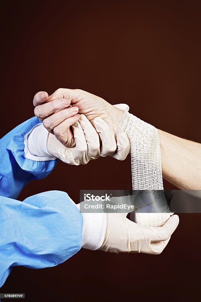 Medical professional mette surgical medicazione sul braccio femmina - Foto stock royalty-free di Accudire