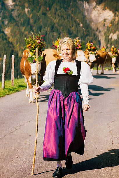 中年の女性の農家一流スイス牛フェア垂直 - switzerland cow bell agricultural fair agriculture ストックフォトと画像