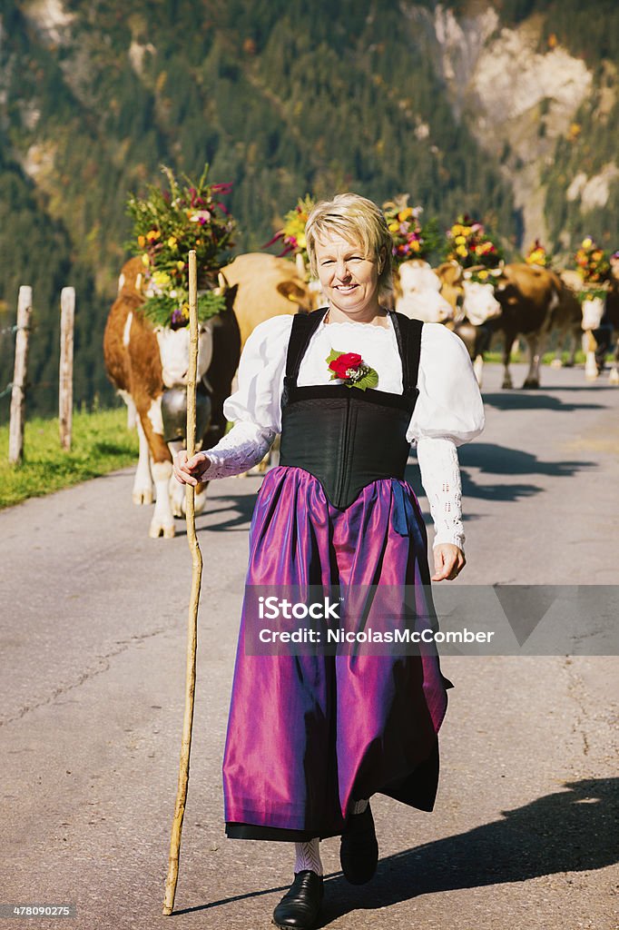 Зрелые женщины Swiss фермер, ведущих к Ярмарка вертикальные всех кантонах - Стоковые фото Зрелые женщины роялти-фри