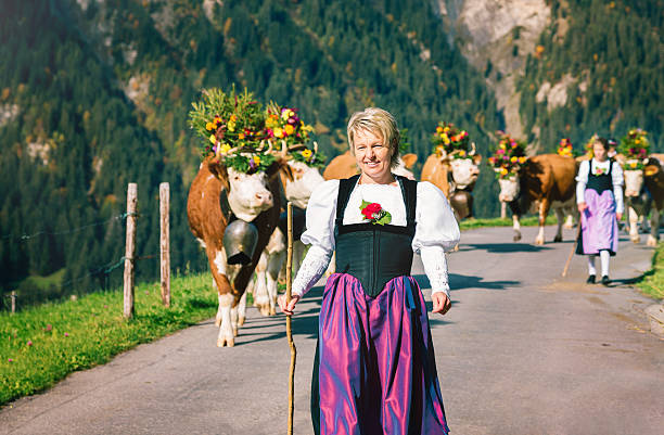 성숙한 여성 스위스 farmer 선도적인 소 침울 산 - switzerland cow bell agricultural fair agriculture 뉴스 사진 이미지