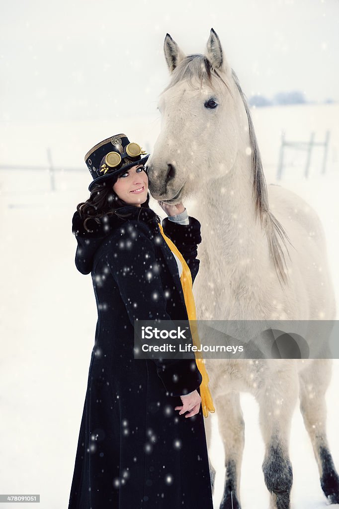 Steampunk mulher com cavalo branco-dia de neve - Foto de stock de Adulto royalty-free