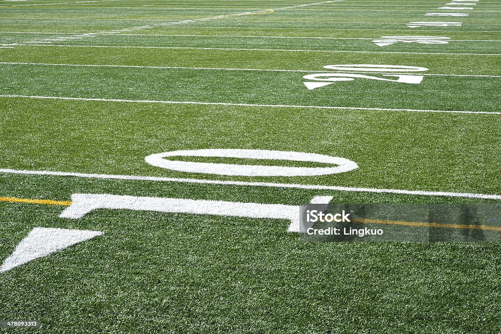 Gras football-Feld - Lizenzfrei Amerikanischer Football Stock-Foto