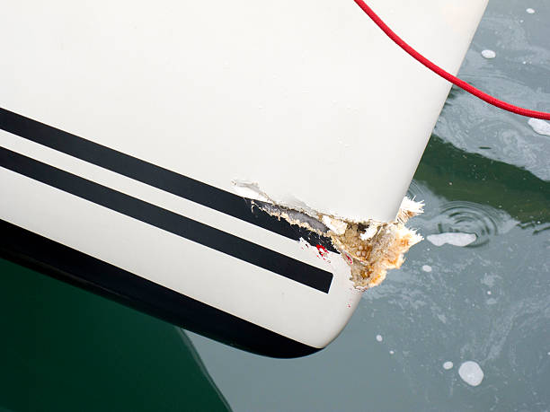 łódź żaglowa po wypadku - slanted sailboat crash shipwreck zdjęcia i obrazy z banku zdjęć