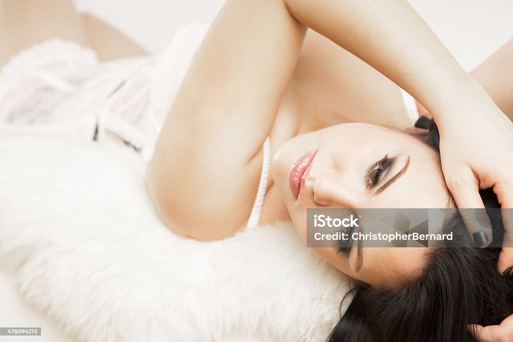 Mulher bonita em lingerie pôr no sofá - Royalty-free 20-24 Anos Foto de stock