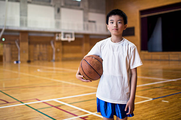 basketball spielen sie in der sporthalle - school gymnasium gym basketball court school stock-fotos und bilder