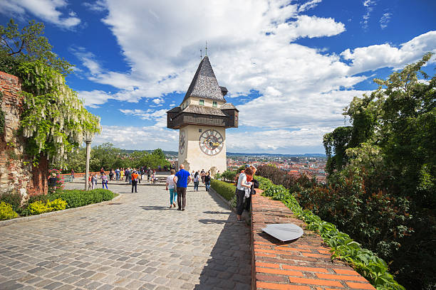 schlossberg avec uhrturm - graz clock tower clock austria photos et images de collection