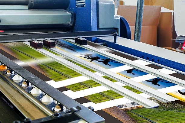 primer plano de una máquina de impresión offset durante la producción - printout industry store workshop fotografías e imágenes de stock