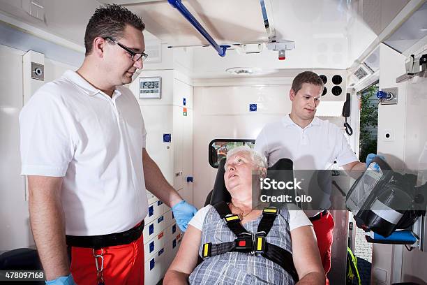 Paramedics Ambulancia Mujer Mayor De Emergencia Equipos Médicos Foto de stock y más banco de imágenes de Técnico en urgencias médicas