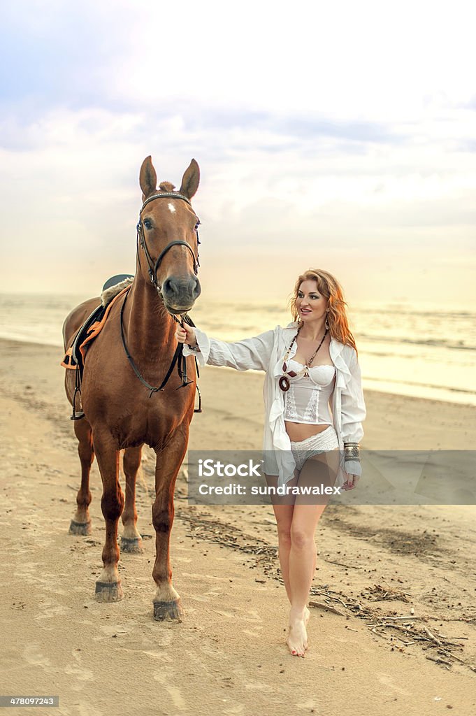 Jovem mulher e cavalo no mar custo - Foto de stock de Adulto royalty-free