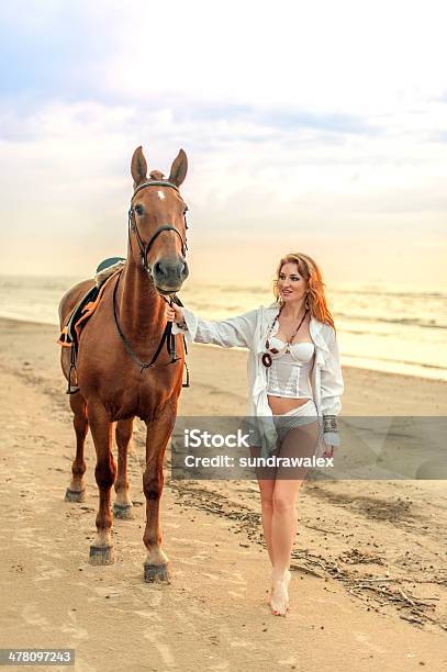 Foto de Jovem Mulher E Cavalo No Mar Custo e mais fotos de stock de Adulto - Adulto, Amizade, Andar