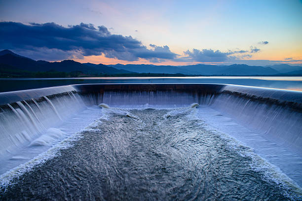 exceso de agua a un vertedero - sunset dusk mountain reservoir fotografías e imágenes de stock