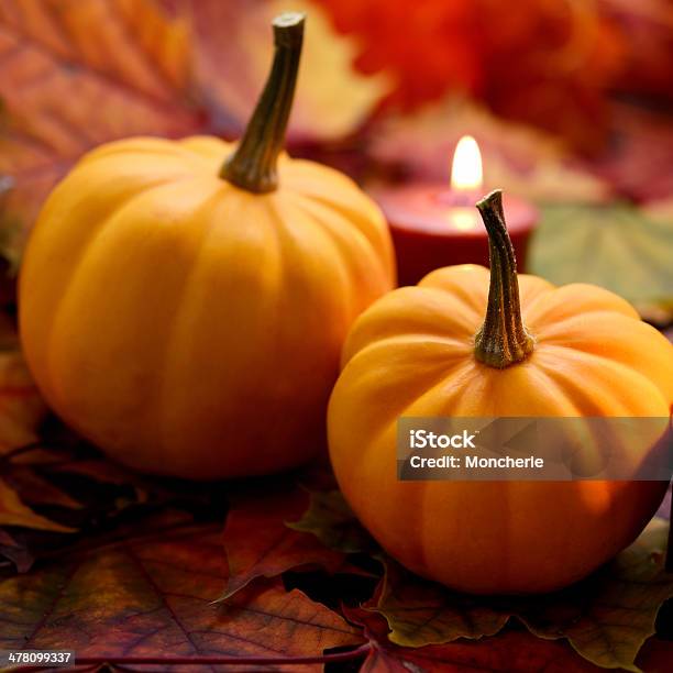 Jesień Dekoracja Z Dyni I Suchość Liście Klonu - zdjęcia stockowe i więcej obrazów Bez ludzi - Bez ludzi, Brązowy, Chrześcijaństwo