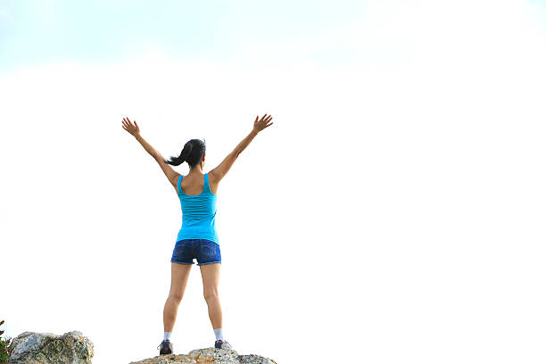 jeune femme de randonnée - hiking young women outdoors t shirt photos et images de collection