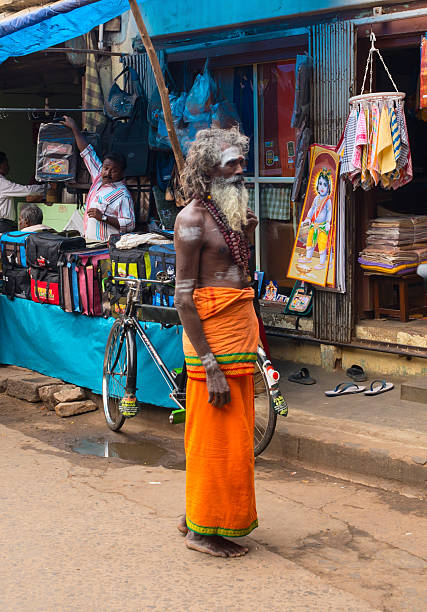 santo sadhu man com a tradicional rosto pintado no street - ashen - fotografias e filmes do acervo