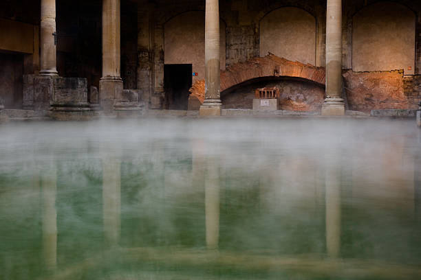 baignoire romains - bath england photos et images de collection