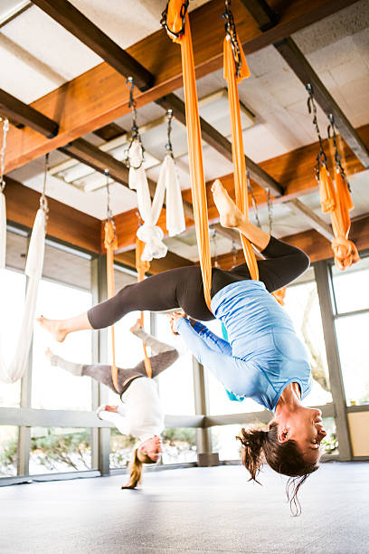 antigravity ioga de mulher em sala de aula - inverson - fotografias e filmes do acervo