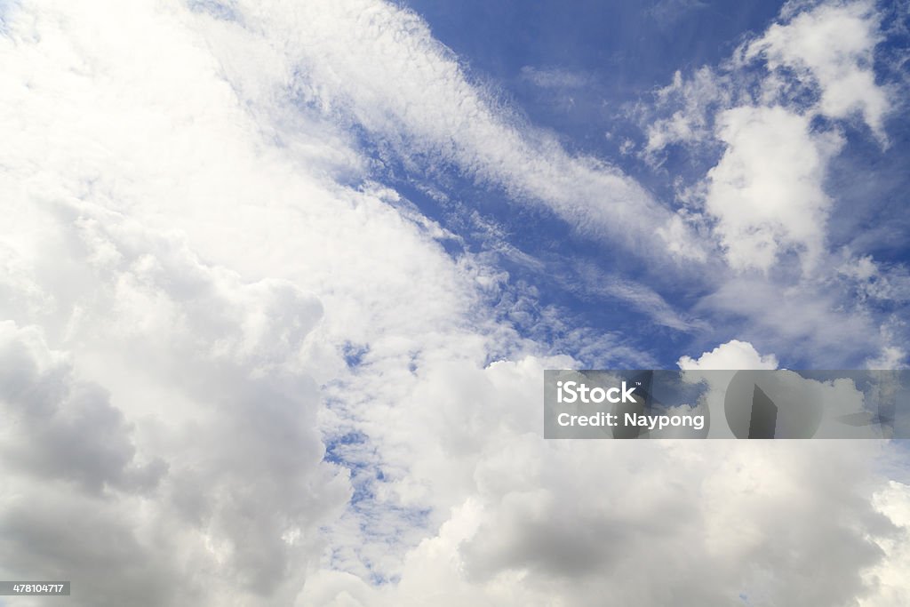 Nuages dans le ciel bleu - Photo de Bleu libre de droits