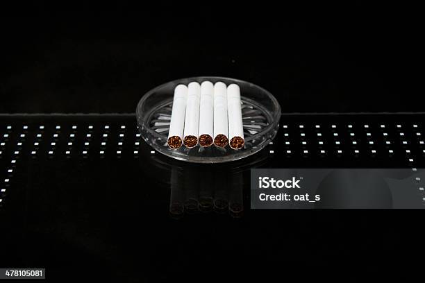 Sigaretta - Fotografie stock e altre immagini di Assuefazione - Assuefazione, Brutta abitudine, Cartello di divieto di fumo