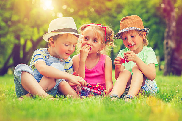 istock Children with summer berries 478106560