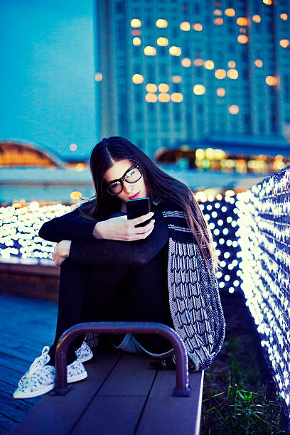 текстурные молодая женщина на телефоне за пределами в токио - teenager problems typing teenagers only стоковые фото и изображения