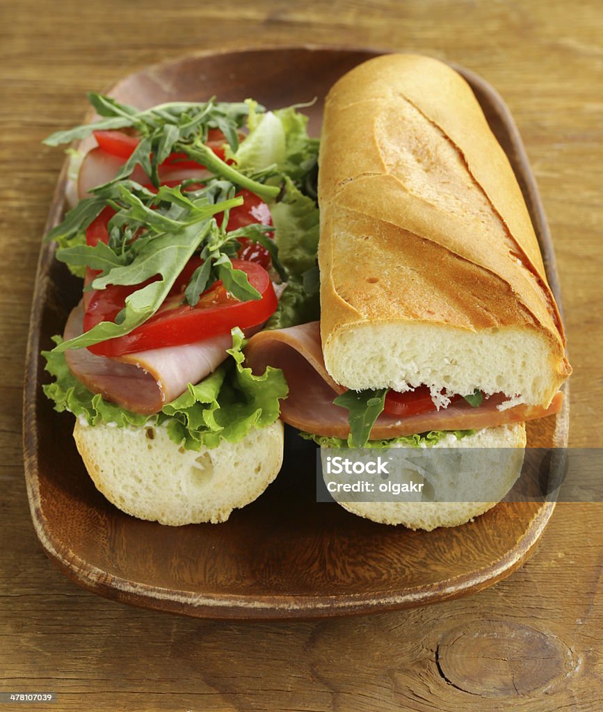 Un sandwich baguette jambon et de roquette et de tomates - Photo de Aliment libre de droits