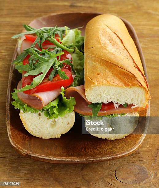 Photo libre de droit de Un Sandwich Baguette Jambon Et De Roquette Et De Tomates banque d'images et plus d'images libres de droit de Aliment