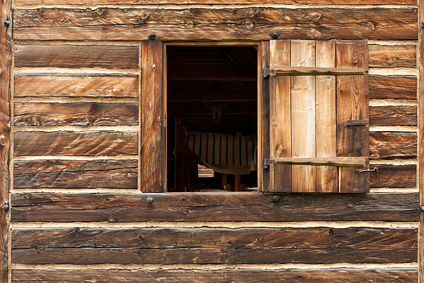 cierre de ventana en la antigua casa de registro. - wood shutter rusty rust fotografías e imágenes de stock