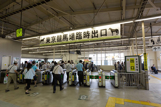 fuchu hommachi de la estación de tokio, japón - tokyo racecourse fotografías e imágenes de stock