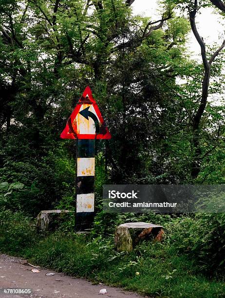 Old Ampel Direkt Mit Bäumen Auf Einem Road Seite Stockfoto und mehr Bilder von Alt - Alt, Baum, Berg