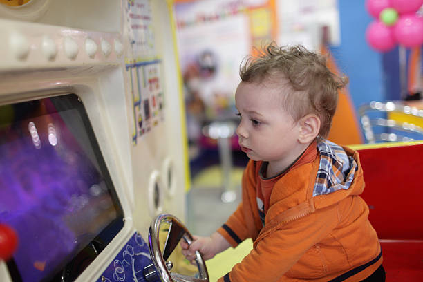 어린이 및 놀이 발행기 - amusement arcade machine toy leisure games 뉴스 사진 이미지