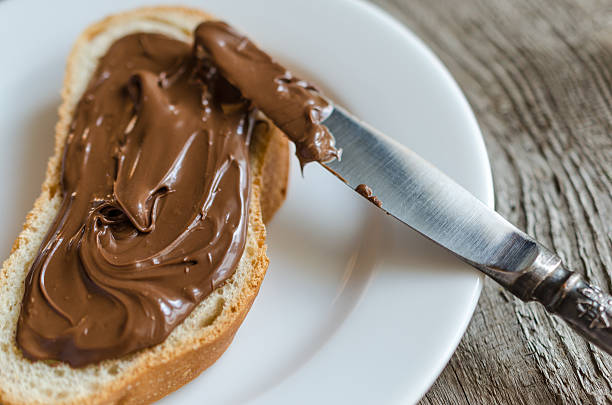 fatia de pão com creme de chocolate - chocolate spread imagens e fotografias de stock