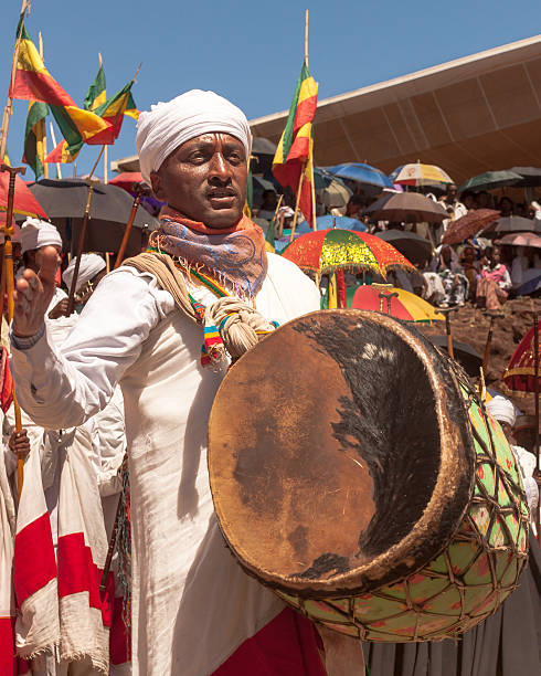 musicien pendant timkat festival - dancing africa ethiopian culture ethiopia photos et images de collection