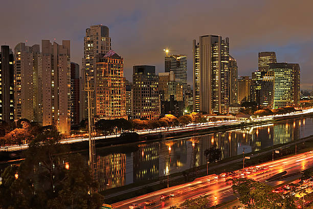 noite vista da cidade de são paulo brasil - são imagens e fotografias de stock