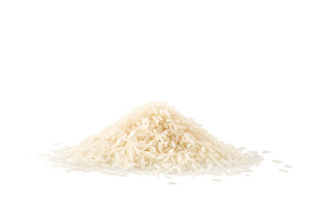 груду жасминовый рис изолированные на белом - clipping path rice white rice basmati rice стоковые фото и изображения