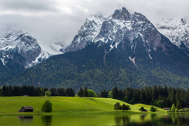 Campos verdes y turbia de las montañas en alemán alpes - foto de stock