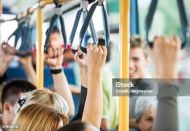 Autobus I Lavoratori Pendolari - Fotografie stock e altre immagini di Trasporto pubblico - Trasporto pubblico, Autobus, Adulto