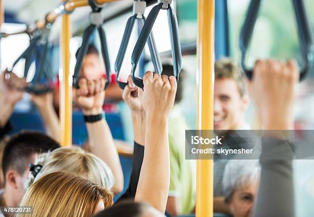 Foto de Ônibus Usuários e mais fotos de stock de Transporte Público - Transporte Público, Ônibus, A caminho