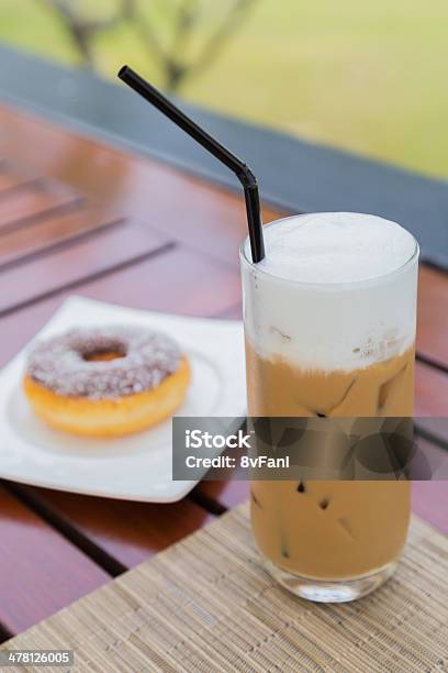 아이스 커피와 함께 유리컵 우유관 거품류 도넛에 대한 스톡 사진 및 기타 이미지 - 도넛, 아이스 커피, 0명