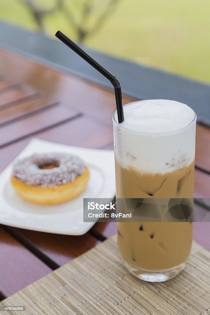 Café gelado com leite em um vidro de espuma - Foto de stock de Café Gelado royalty-free