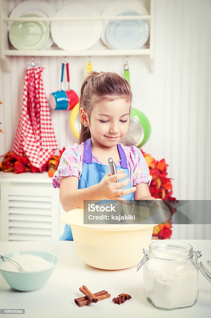 Little Girl preparación de galletas en la cocina - Foto de stock de 2015 libre de derechos